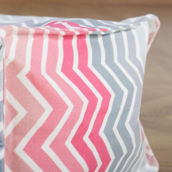 LOUNGE PUG - Escabel - Estampado Geométrico  Chevron Rosa