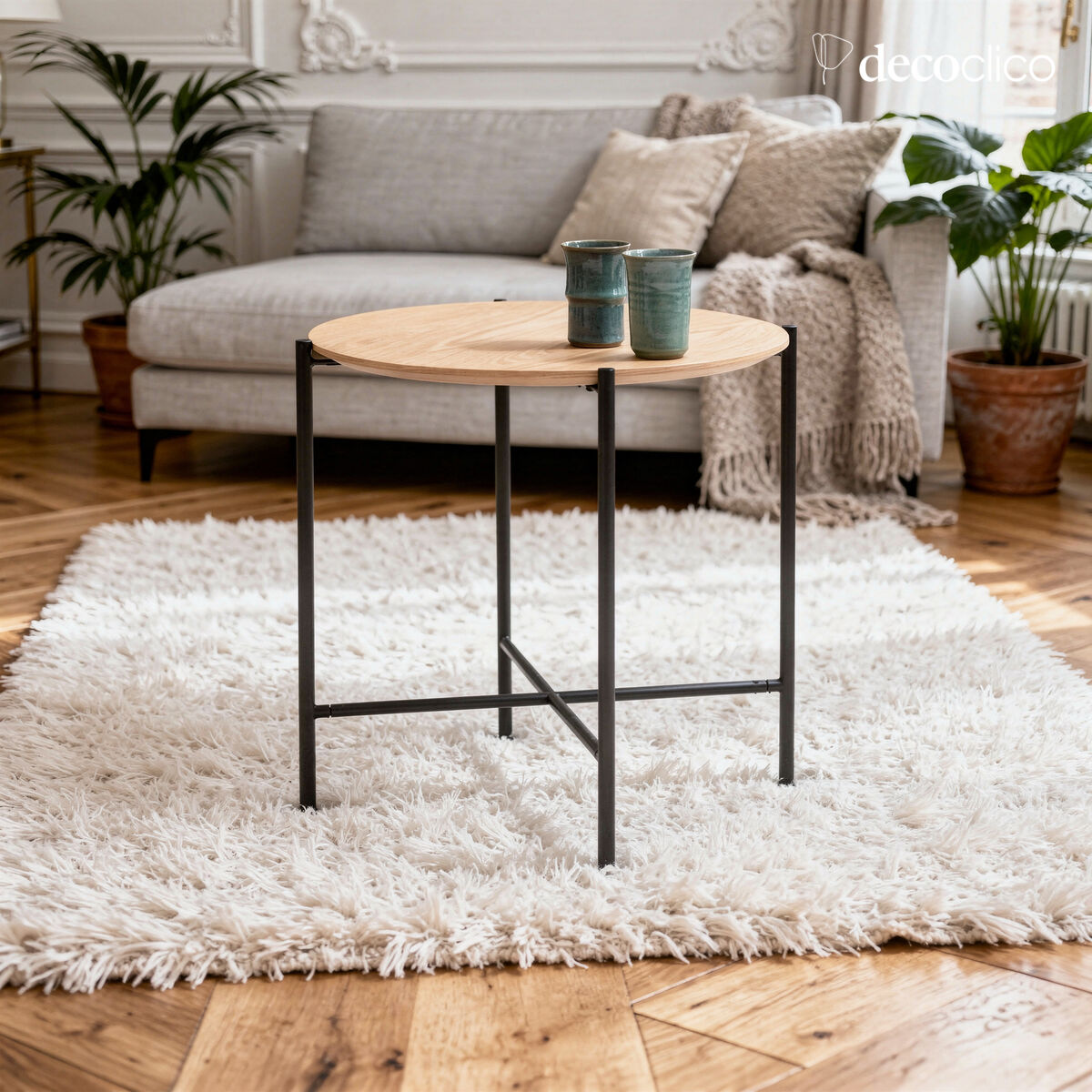 Coffee table with pedestal base in oak veneer and matt black metal legs Lykke