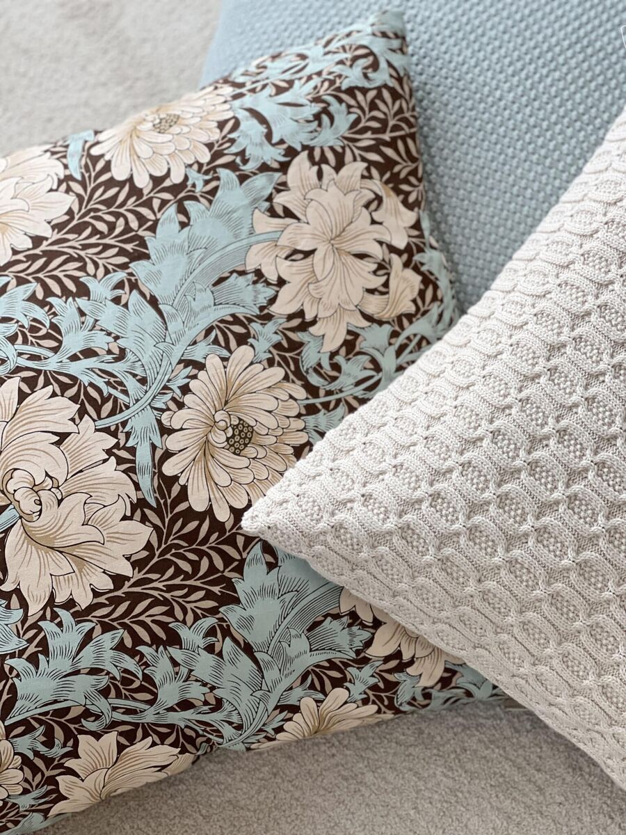 Coussin en tissu chocolat 50x50 Chrysanthemum
