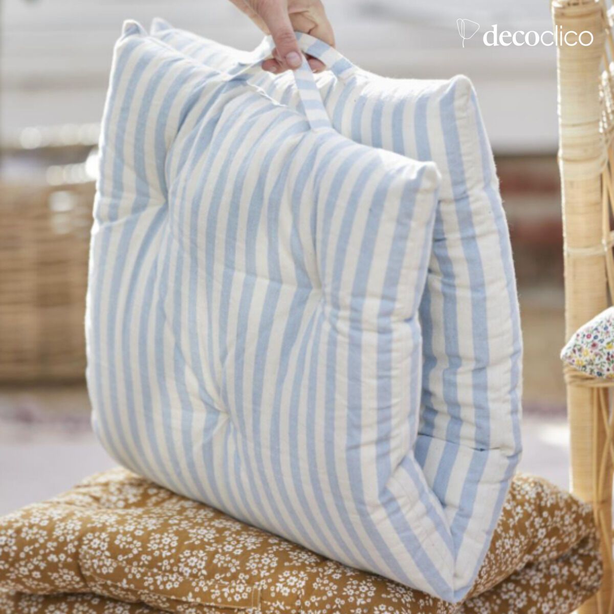 Coussin matelassé en coton rayé bleu et blanc Laursen